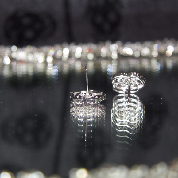 Stunning and Dainty 14kt Gold Dipped Swarovski Ear - Picture 8 of 8